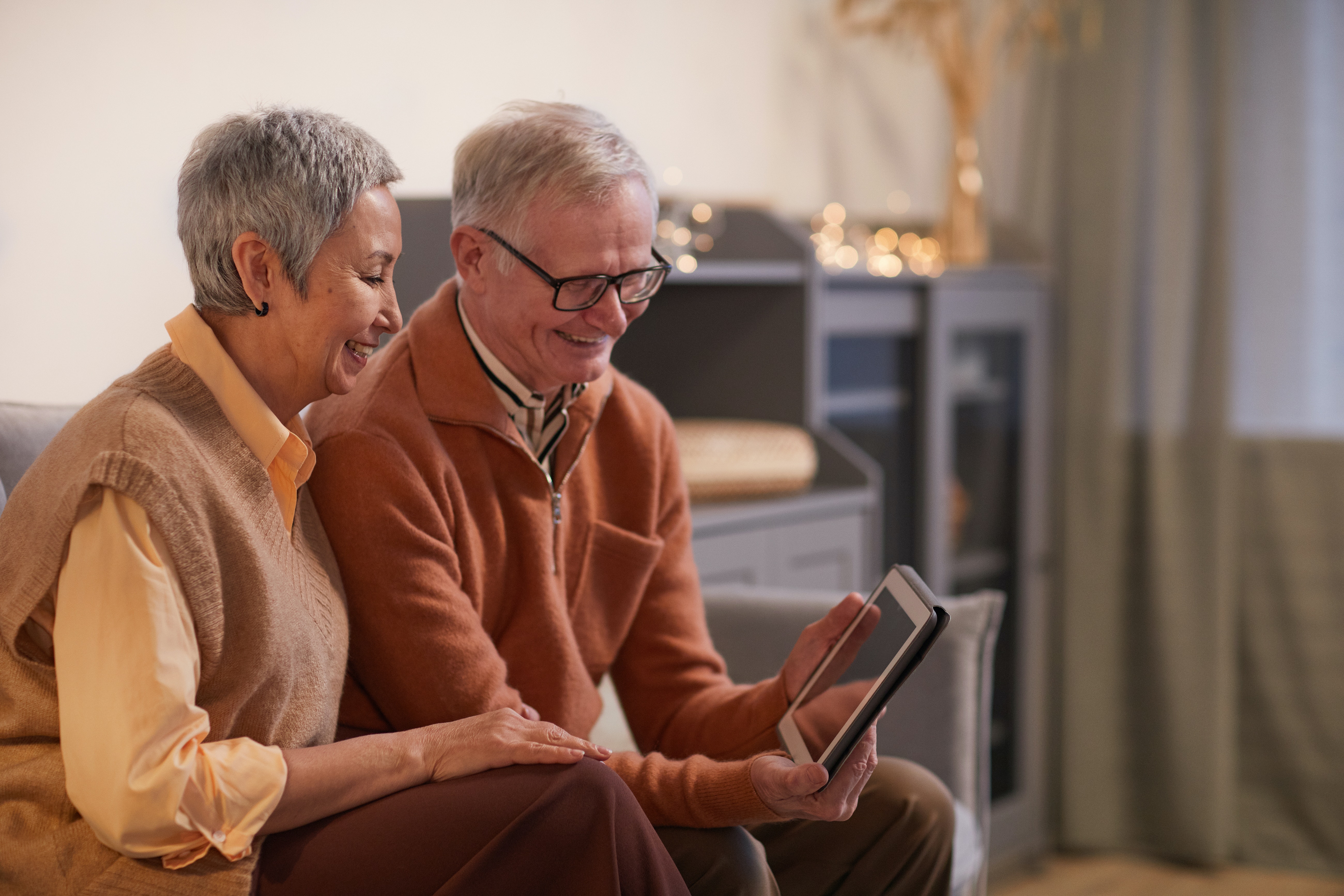 Man en vrouw voeren online gesprek